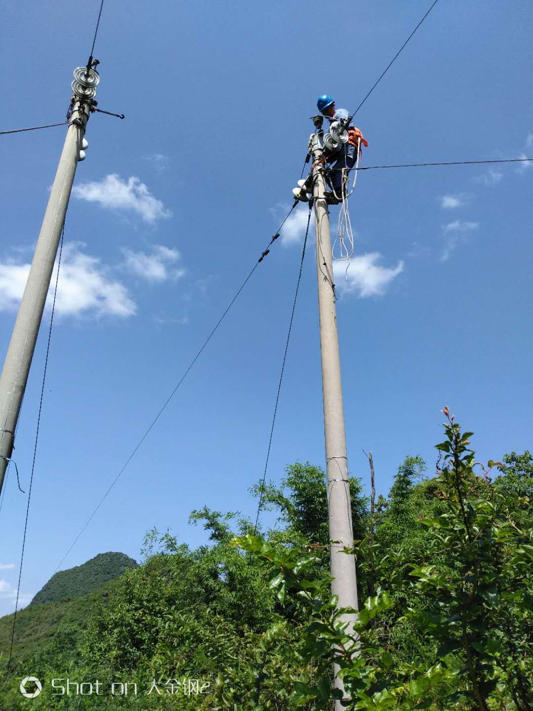 南方电网贵州安顺关岭供电局奋力抢修及时恢复龚家寨村民供电