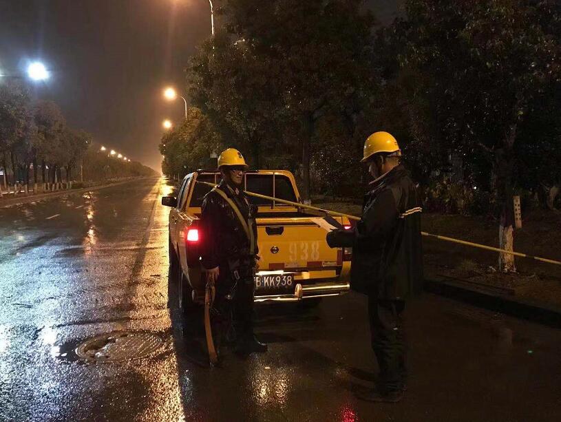 浙江慈溪市供电公司雨夜中的光明使者