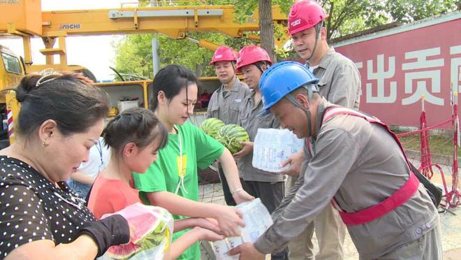 四川什邡：电力工人高温保电忙，社区群众热情慰问表感谢