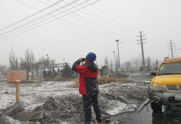 六五四供电公司：踏雪巡线保供电