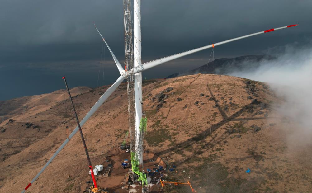 我国单机容量最大叶轮直径最长高原山地首台风机吊装成功