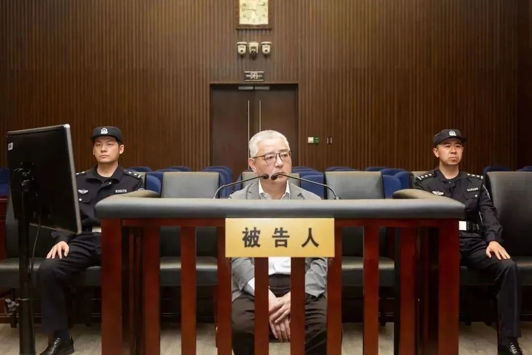 被控受贿1.56亿，原上海电气集团股份有限公司总裁、董事长郑建华受审