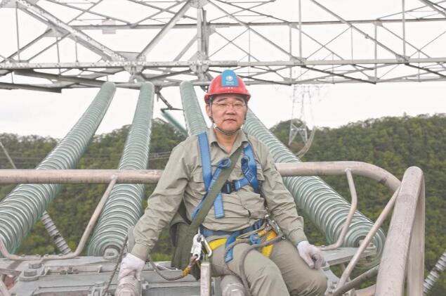 悉心守护超特高压输电线路安全——记全国五一劳动奖章获得者张学锋