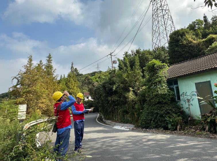 国网余姚市供电公司线路特巡保安全 护航国庆“满格电”