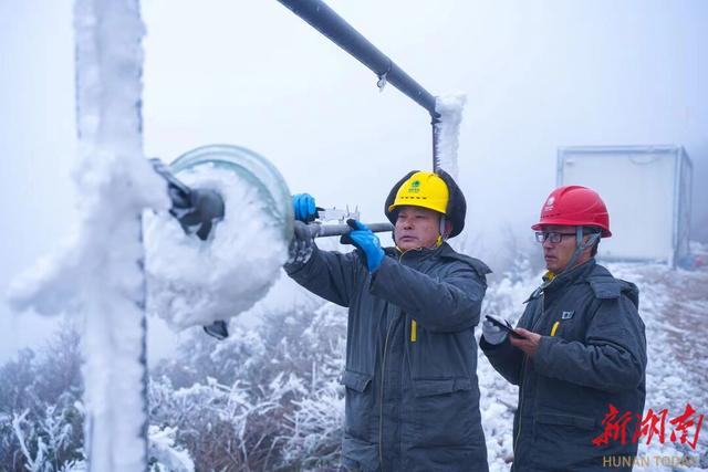 国网永州供电公司开展线路融冰 积极应对雨雪保电网安全