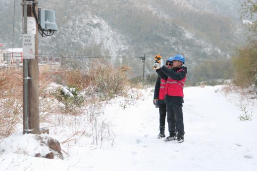 国网武夷山市供电公司浴“雪”奋战 电力足电网稳