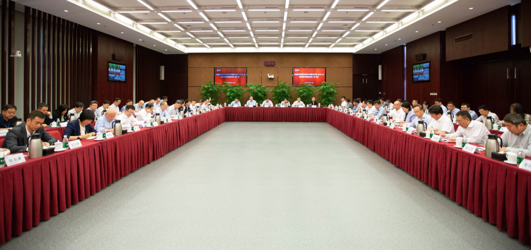 国家电投党组举办理论学习中心组学习(扩大)会暨党纪学习教育读书班