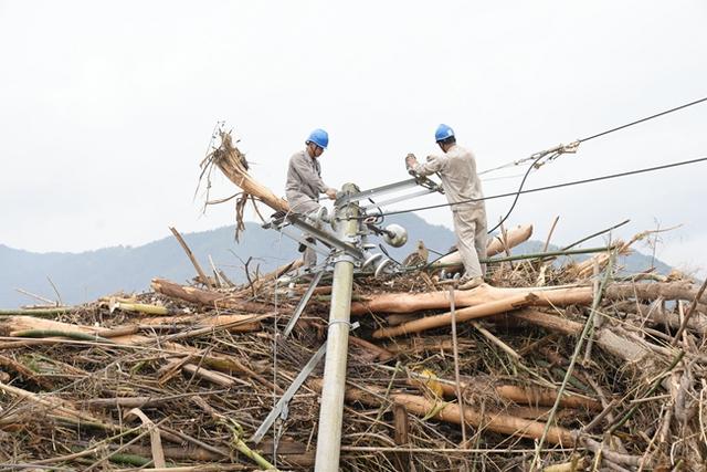 国网龙岩供电公司在防汛抢险保电一线筑牢“红色堡垒”