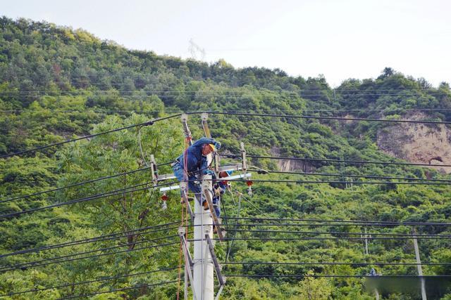 暴雨突发 国网陕西电力公司全力以赴抢险救灾保供电