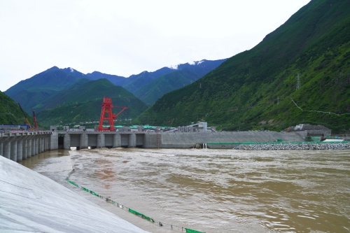 大渡河硬梁包水电站大坝填筑到顶