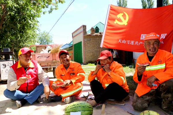 国网伊犁供电公司电网与环卫同行迎“七一”