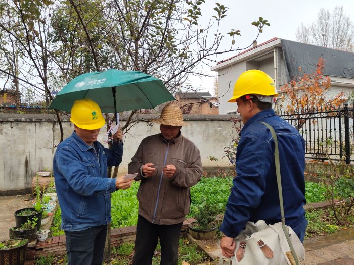 国网洛南县供电公司雨中抢修暖人心