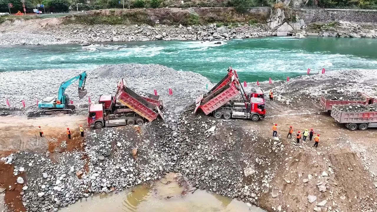 老鹰岩二级水电站一期围堰顺利合龙!