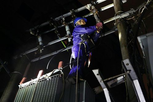 暴雨来袭　福安市供电公司紧急抢修更换雷击受损变压器